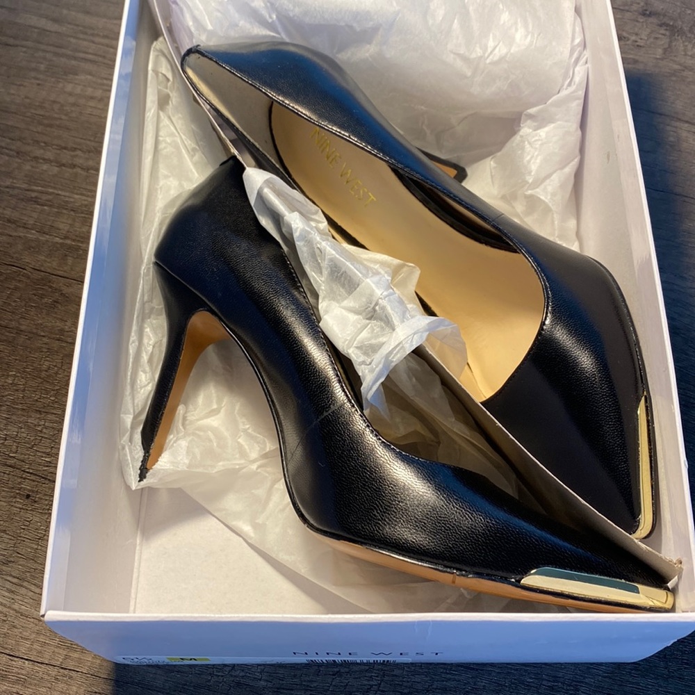 Nine West Black pumps-Size5.5. - Gold accent at toe. 3in heel. Leather upper